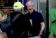 Tim Cook sorprendido al dar la bienvenida a uno de los primeros clientes de la Apple Store BKC el día de su inauguración en Bombay
