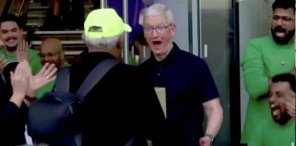 Tim Cook sorprendido al dar la bienvenida a uno de los primeros clientes de la Apple Store BKC el día de su inauguración en Bombay