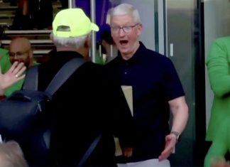 Tim Cook sorprendido al dar la bienvenida a uno de los primeros clientes de la Apple Store BKC el día de su inauguración en Bombay