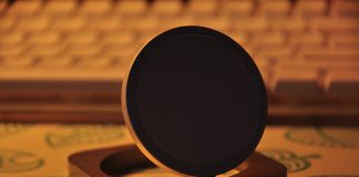 Prototipo de cargador MagSafe en un stand, nunca llegó a ser lanzado al mercado