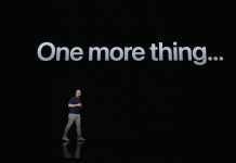 Tim Cook con el cartel de One More Thing antes de presentar las Vision Pro