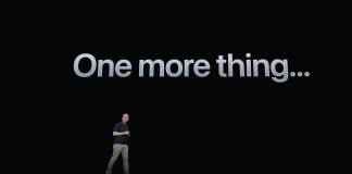 Tim Cook con el cartel de One More Thing antes de presentar las Vision Pro