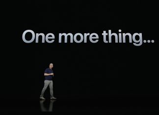Tim Cook con el cartel de One More Thing antes de presentar las Vision Pro