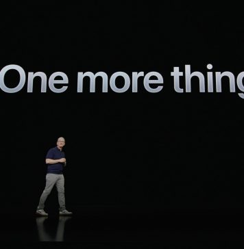Tim Cook con el cartel de One More Thing antes de presentar las Vision Pro
