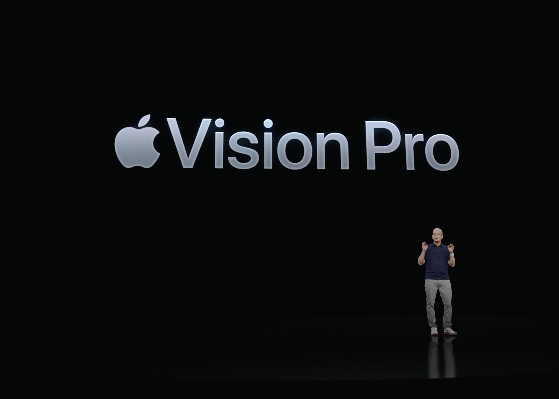 Tim Cook en uno de los One More Thing más grandes de Apple, presentando las Vision Pro