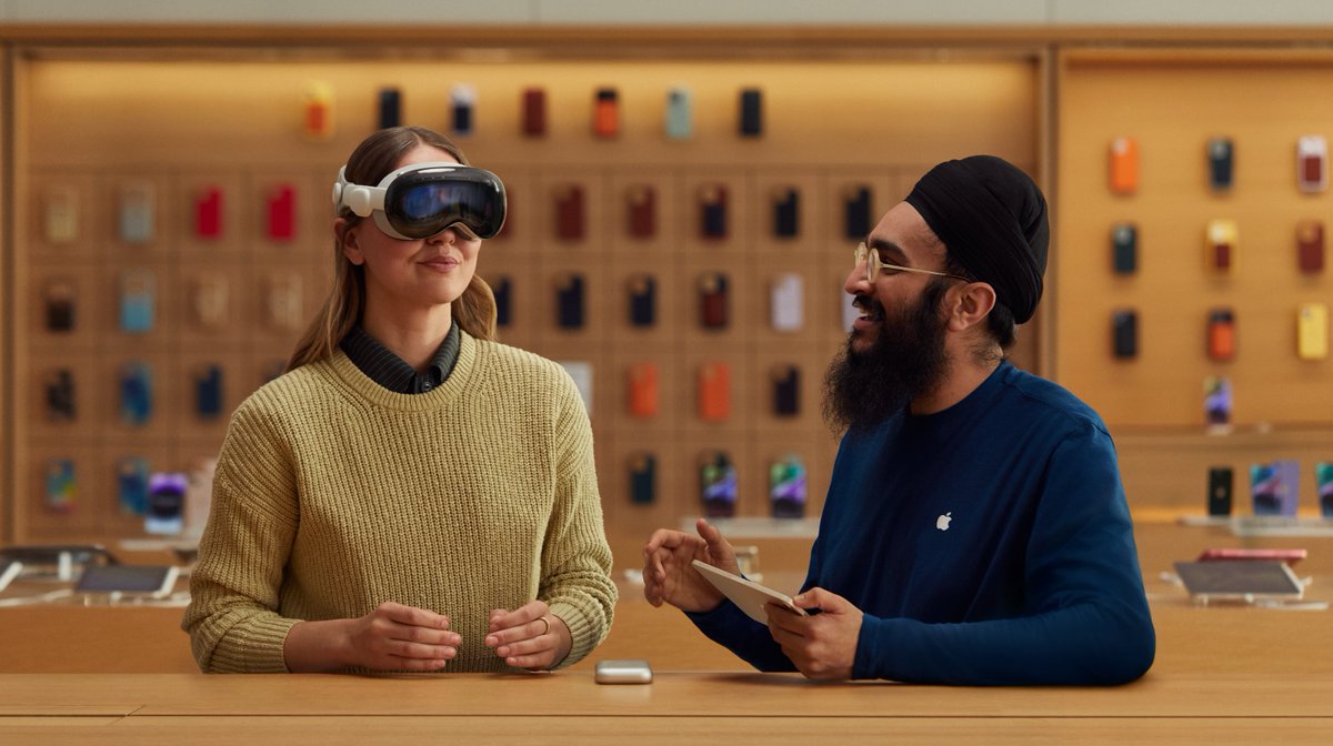 Demostrando las gafas de realidad mixta Vision Pro en una Apple Store