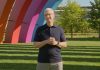 Tim Cook frente al escenario central del Apple Park