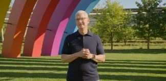 Tim Cook frente al escenario central del Apple Park