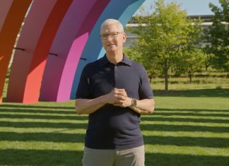 Tim Cook frente al escenario central del Apple Park