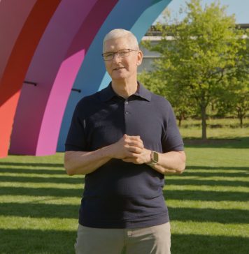 Tim Cook frente al escenario central del Apple Park