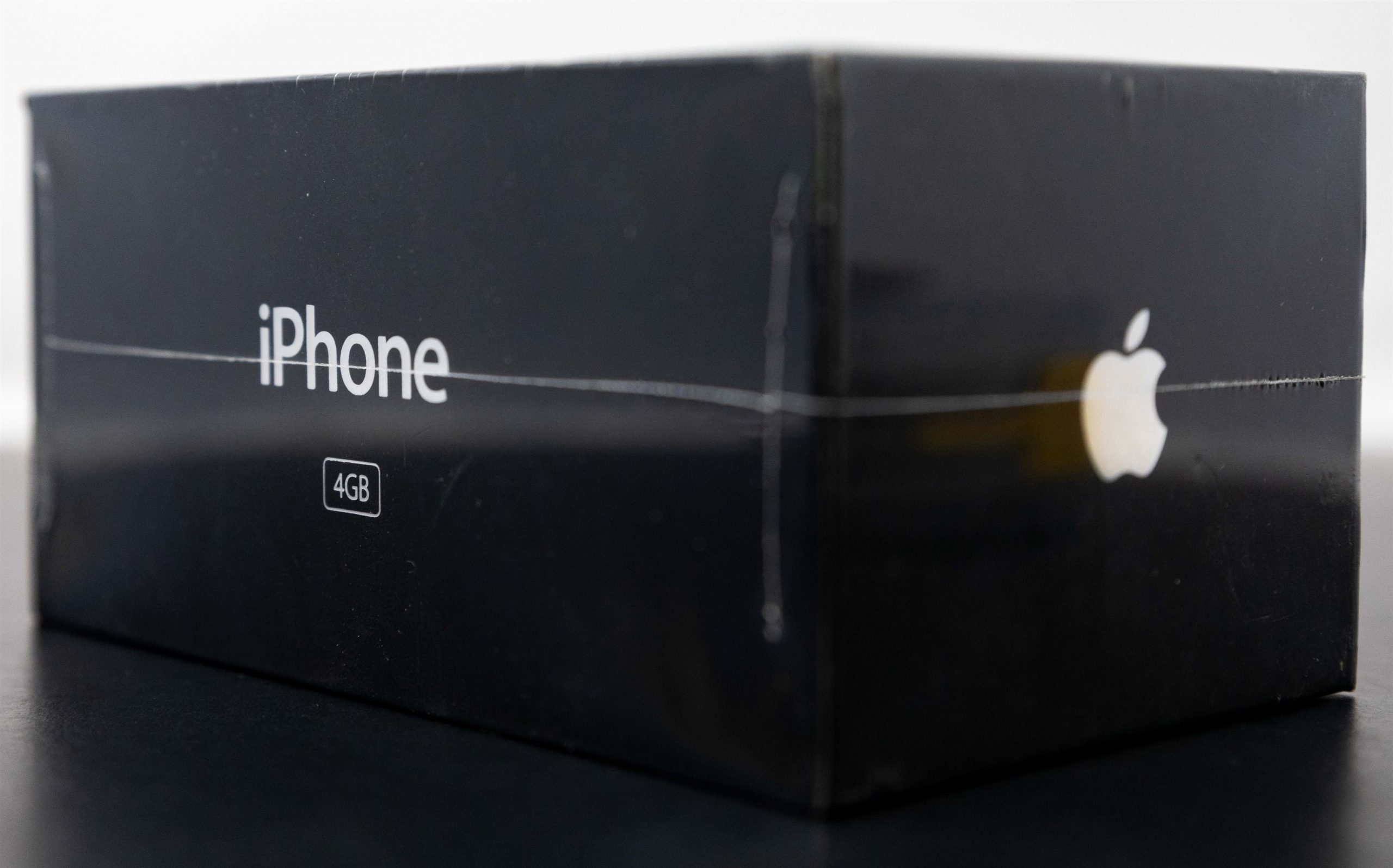 iPhone original precintado, con sólo 4 GB de almacenamiento