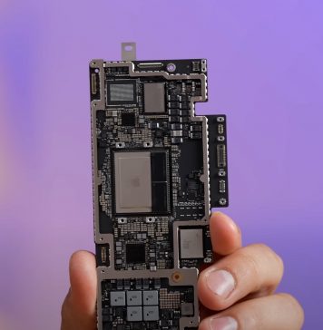 Placa base o Logic Board del MacBook Air de 15" con el chip M2 y sus chips de memoria RAM