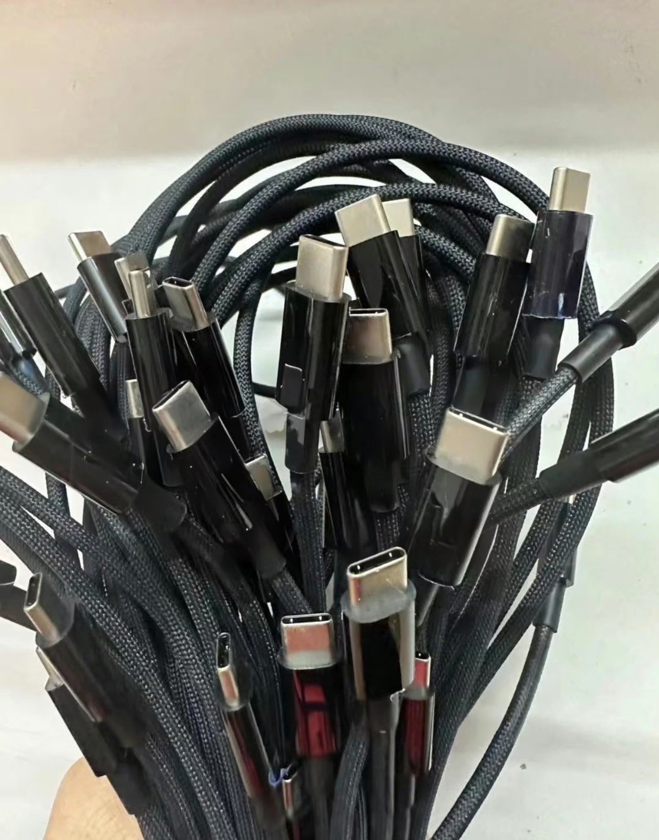 Supuestos cables USB-C del iPhone 15, aunque también podrían ser de un iMac