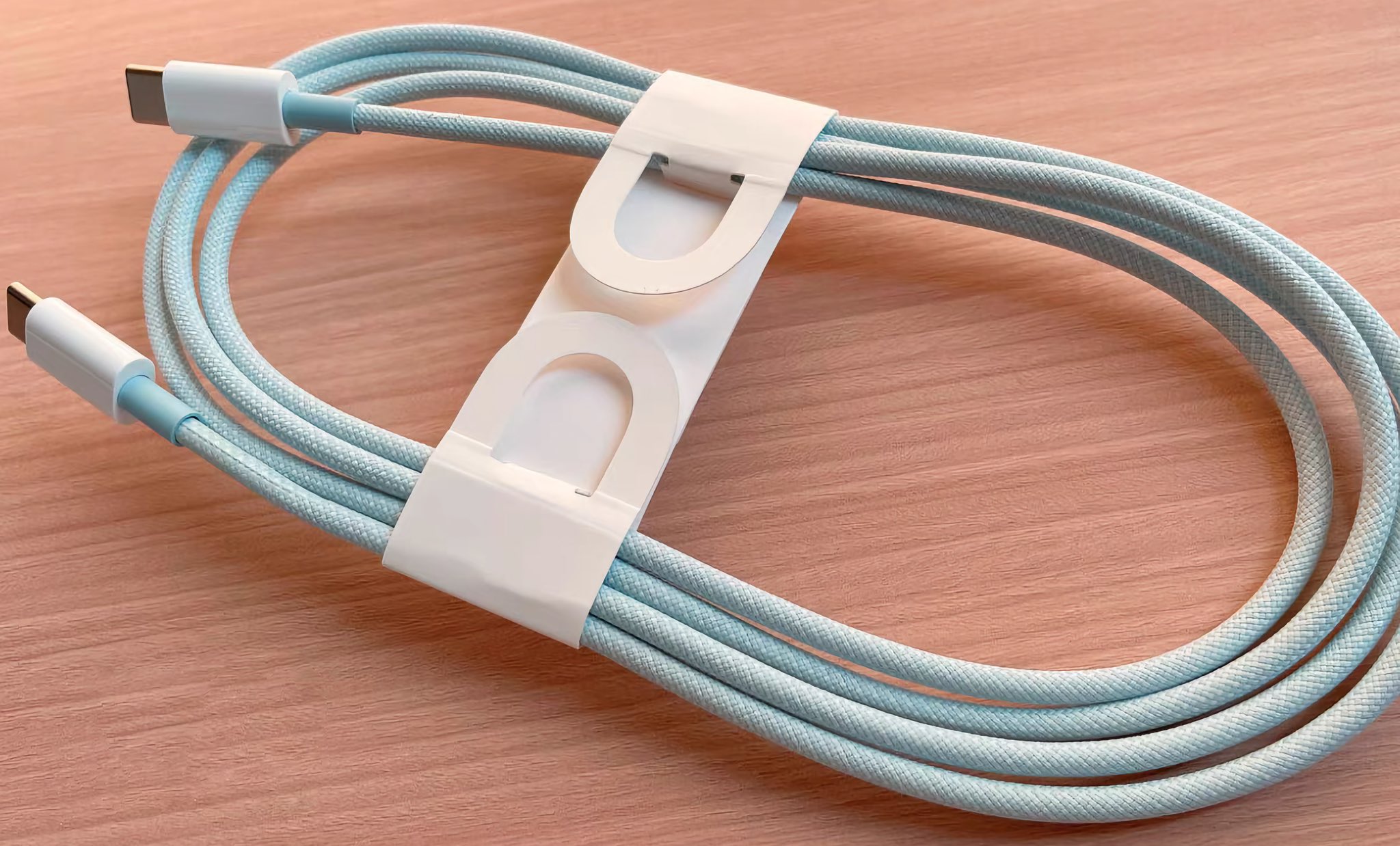 Supuesto cable USB-C del iPhone 15 en color azul claro