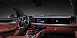 Interior de un Porsche Cayenne del 2024 con CarPlay administrando todas las pantallas del vehículo