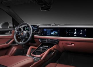 Interior de un Porsche Cayenne del 2024 con CarPlay administrando todas las pantallas del vehículo
