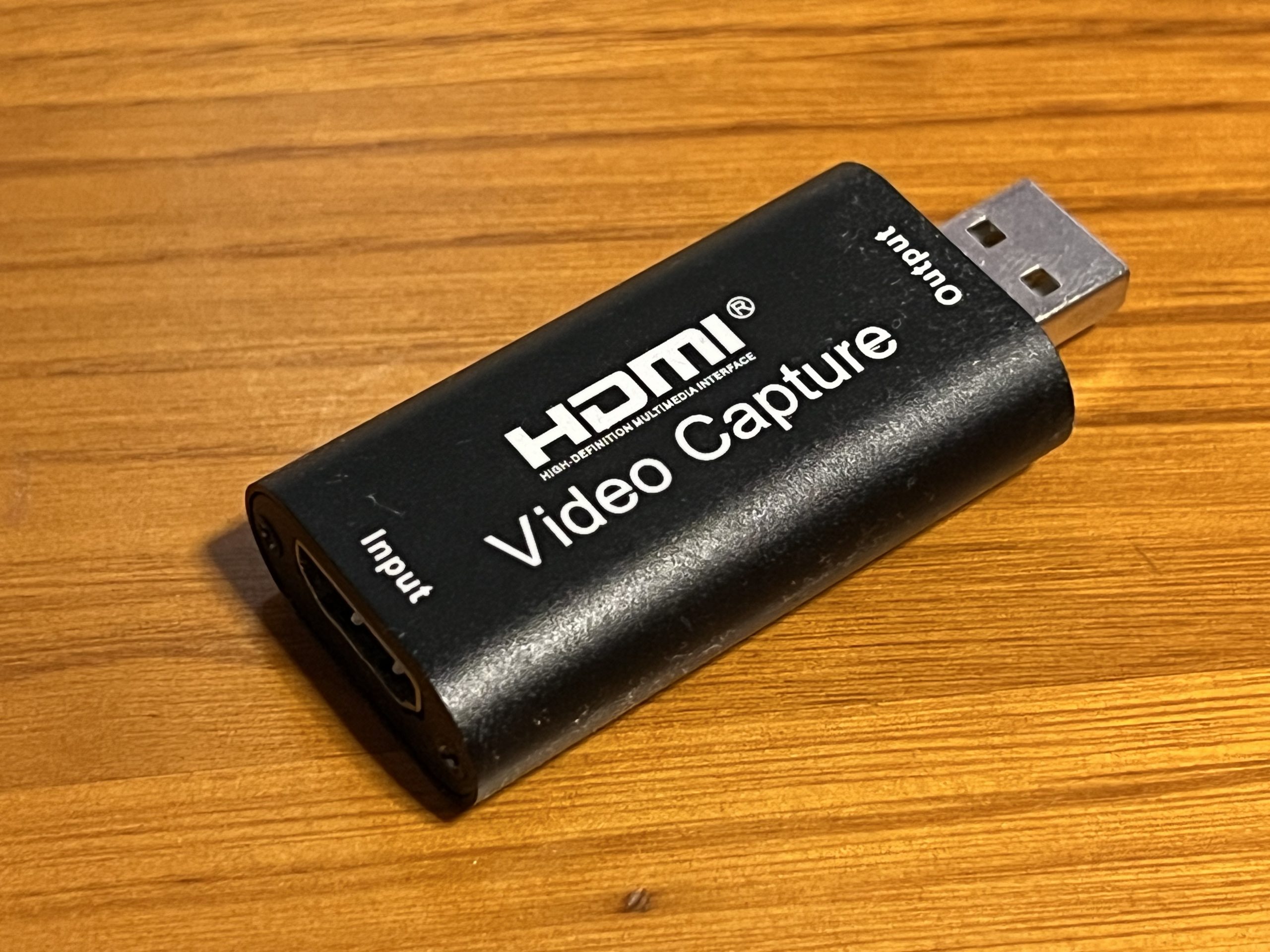 Adaptador HDMI a USB-A que funciona perfectamente bien con un iPad, iPhone 15 o Mac