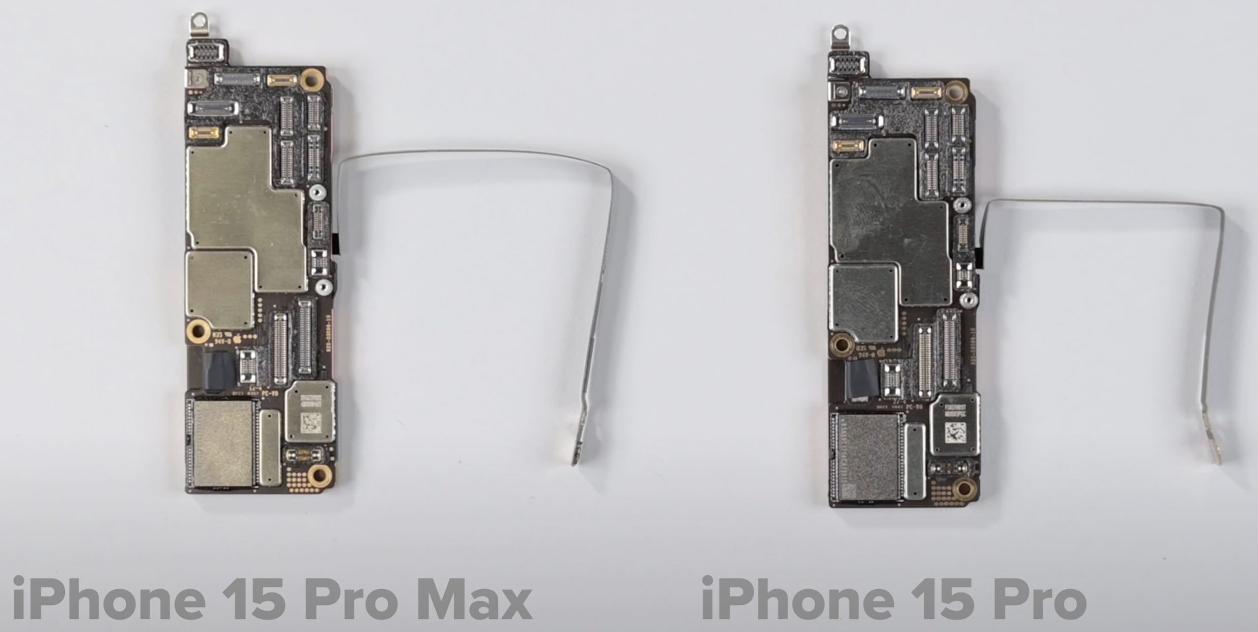 Placa base del iPhone 15 Pro Max y iPhone 15 Pro con sus antenas de radio 5G, parecen prácticamente idénticas