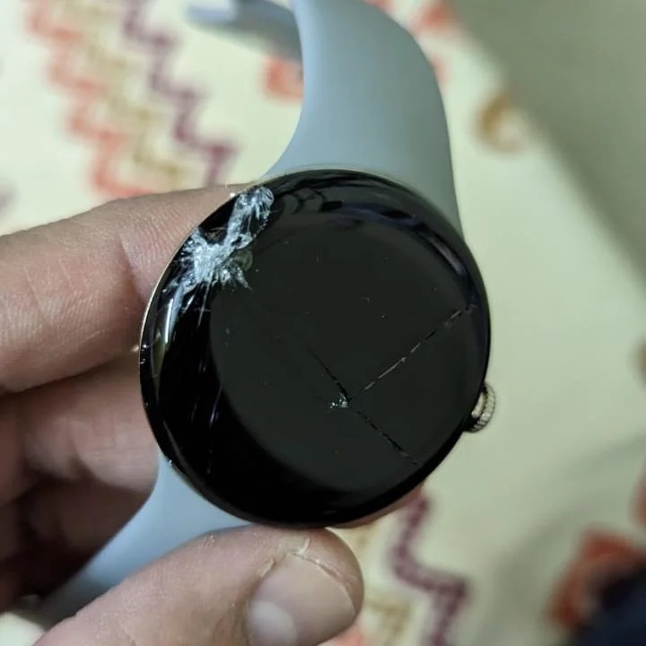 Pixel Watch con la pantalla rota que no se puede reparar