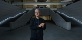 Tim Cook en el Apple Park por la noche