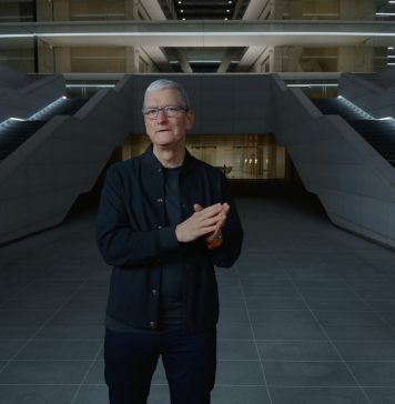 Tim Cook en el Apple Park por la noche