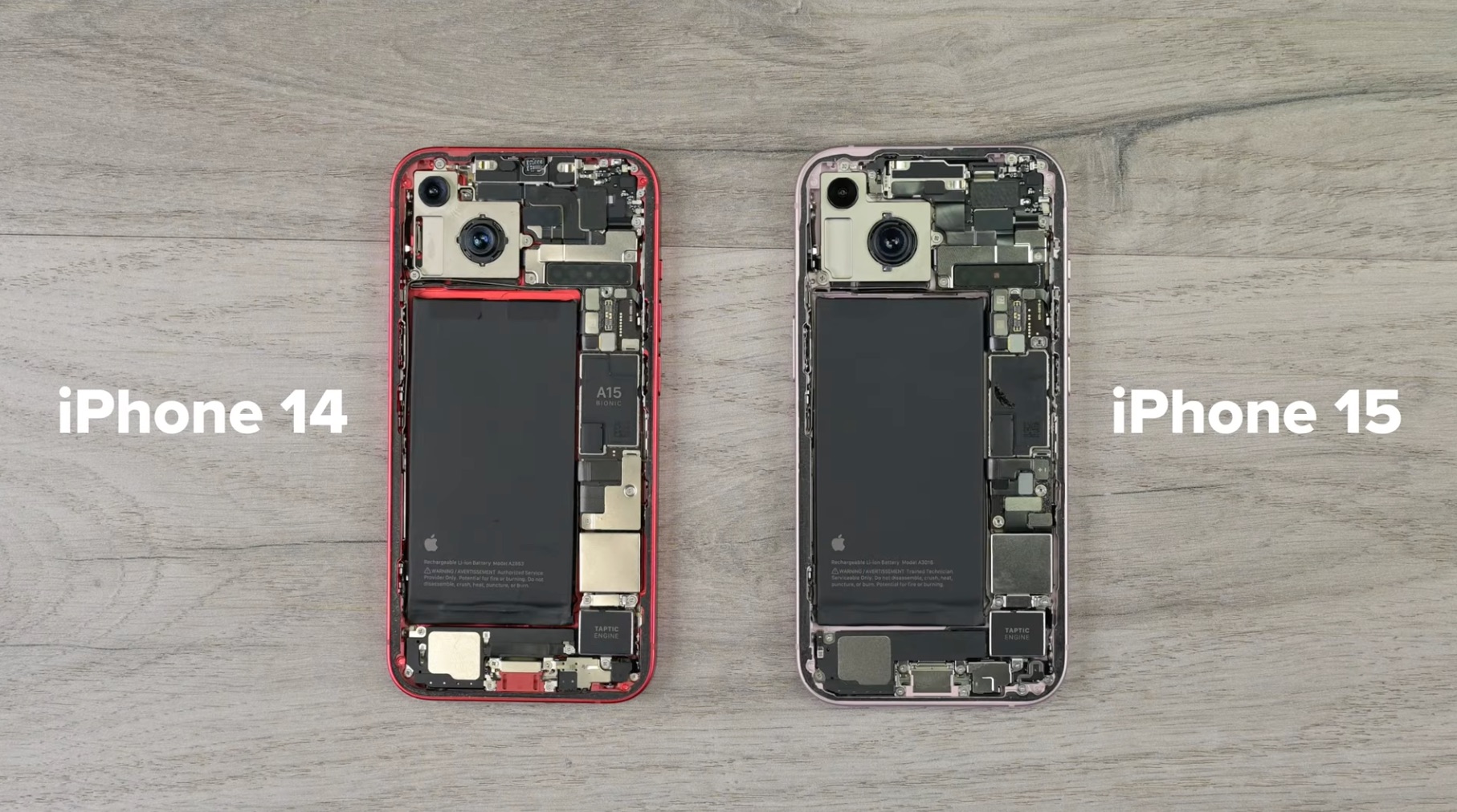 iPhone 14 y iPhone 15 abiertos uno al lado del otro