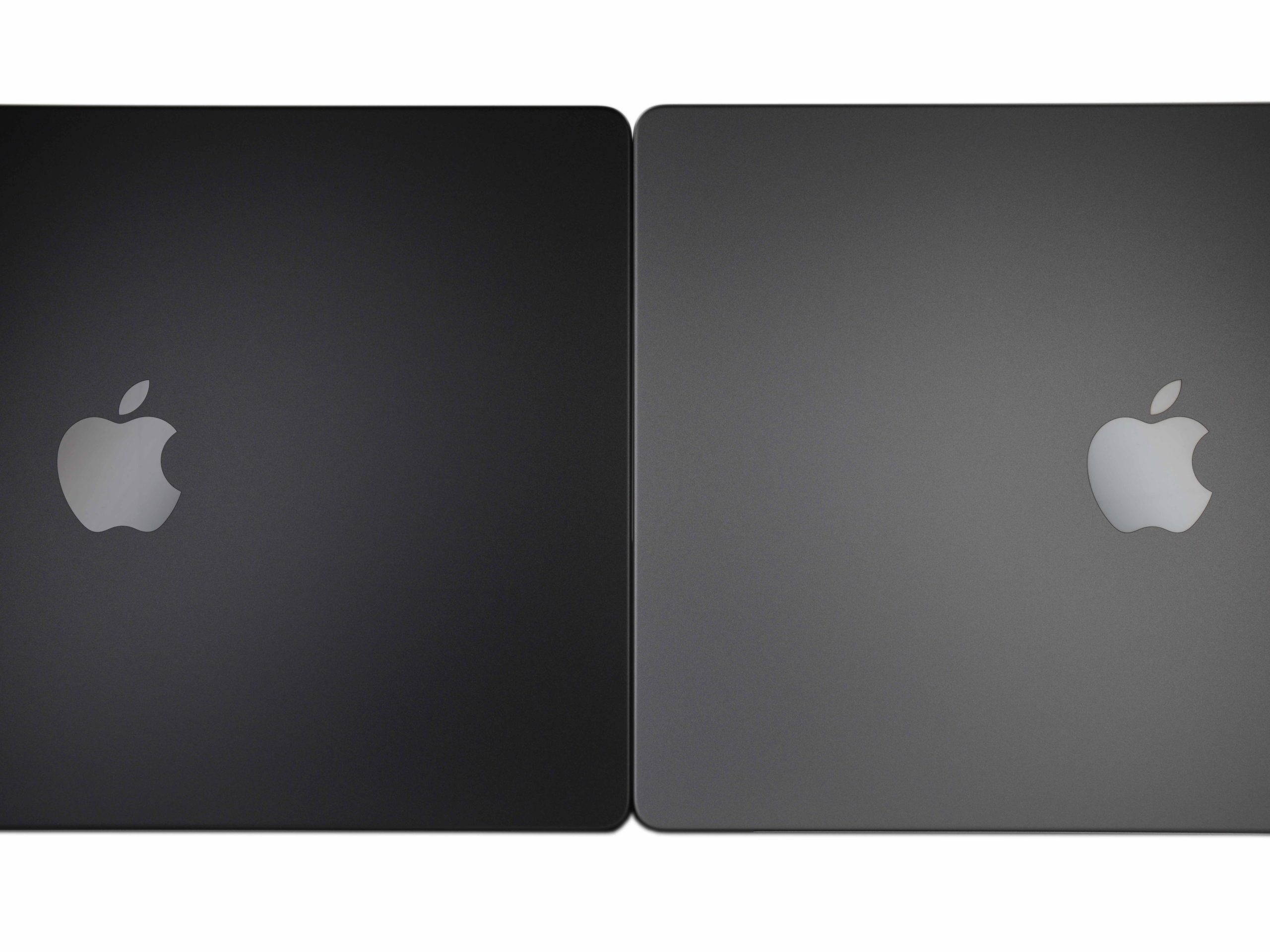 MacBook Pro con M3 en color gris espacial y negro espacial, aunque en realidad es simplemente gris claro y gris oscuro