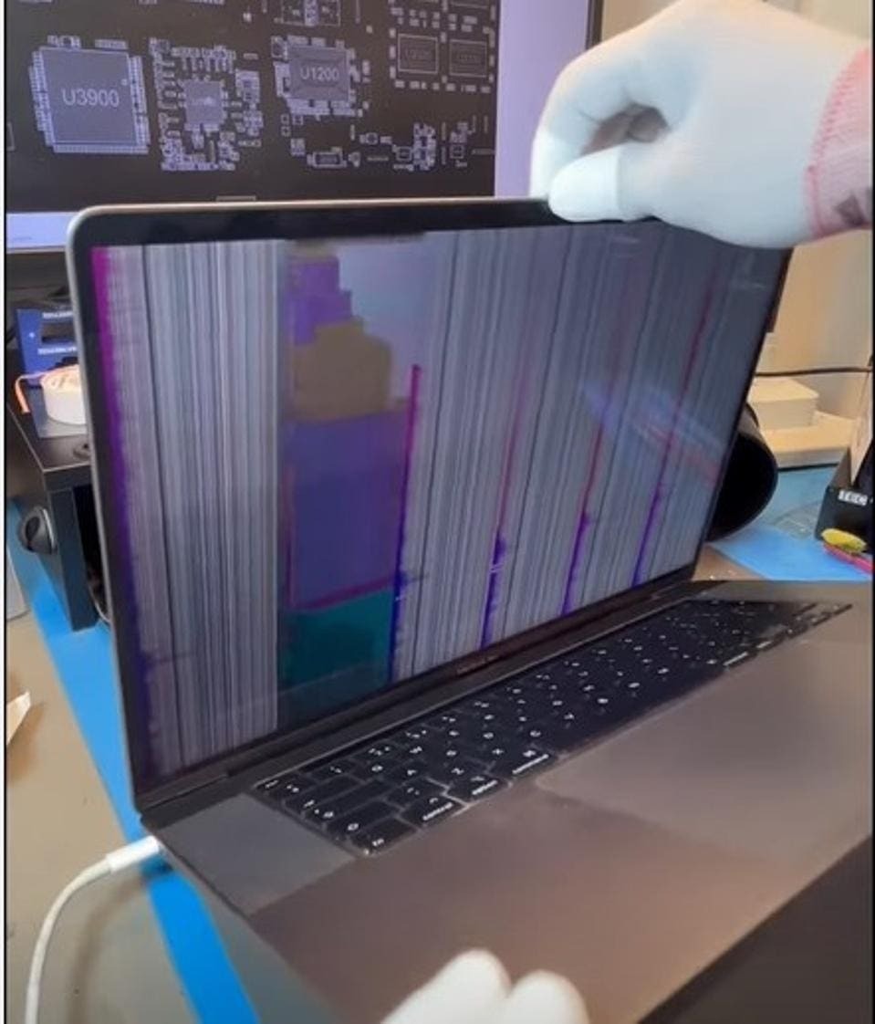 MacBook mostrando el problema de la pantalla rota debido a un cable flex dañado con polvo