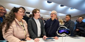Tim Cook ríe con clientes en la Apple Store de la Quinta Avenida de Nueva York el día del lanzamiento de las Vision Pro