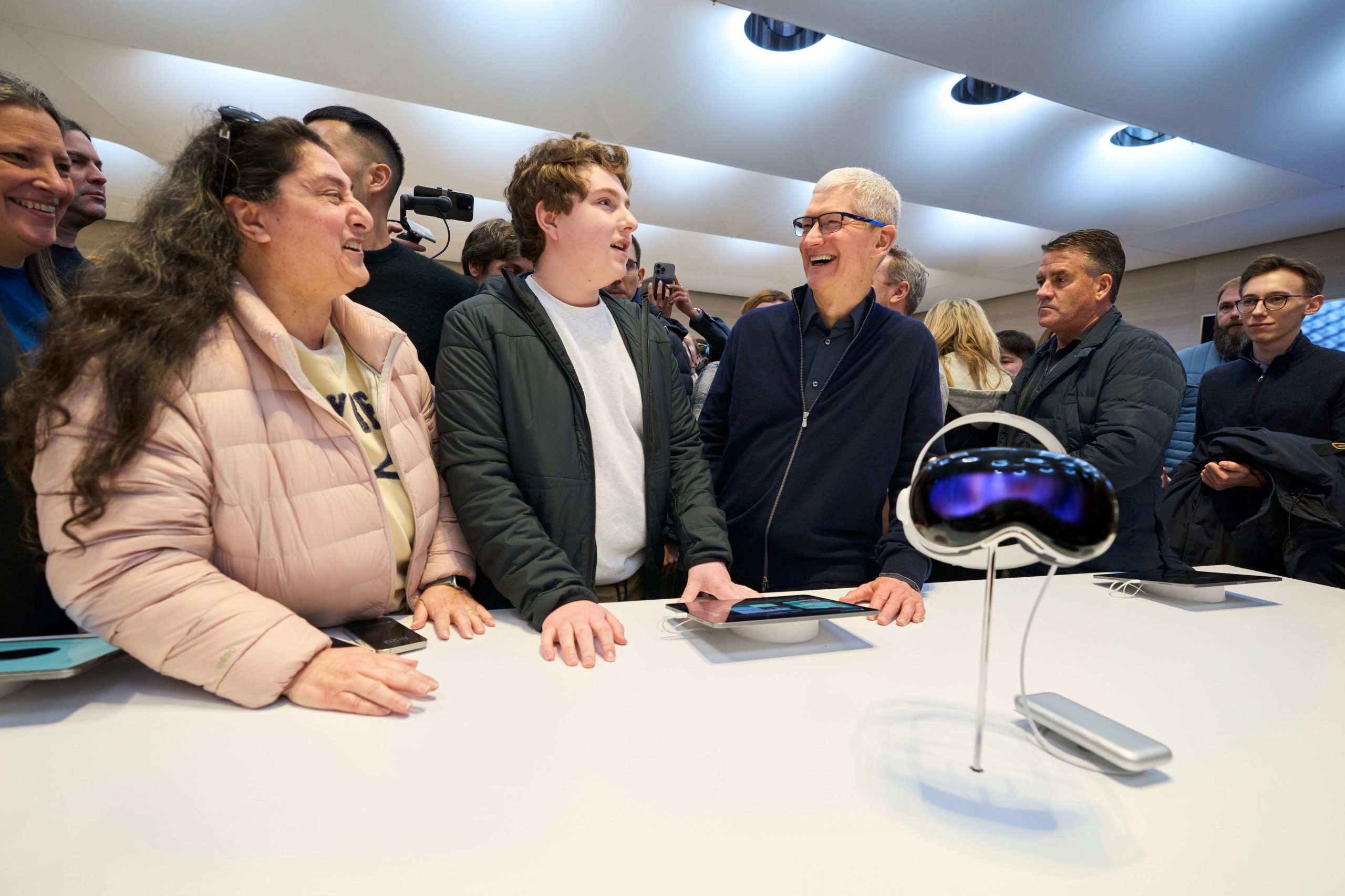 Tim Cook ríe con clientes en la Apple Store de la Quinta Avenida de Nueva York el día del lanzamiento de las Vision Pro