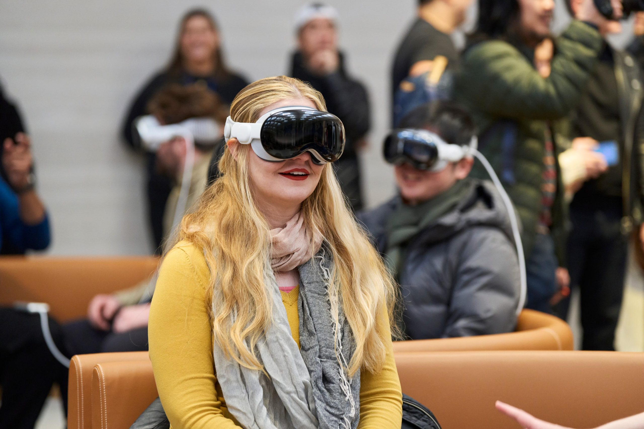 Un cliente de Apple prueba sus gafas de realidad aumentada en la Apple Store de la Quinta Avenida de Nueva York en el día del lanzamiento de las Vision Pro
