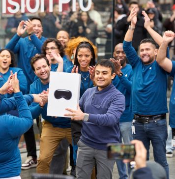 Primeros compradores de unas Vision Pro en la Apple Store de la Quinta Avenida de Nueva York