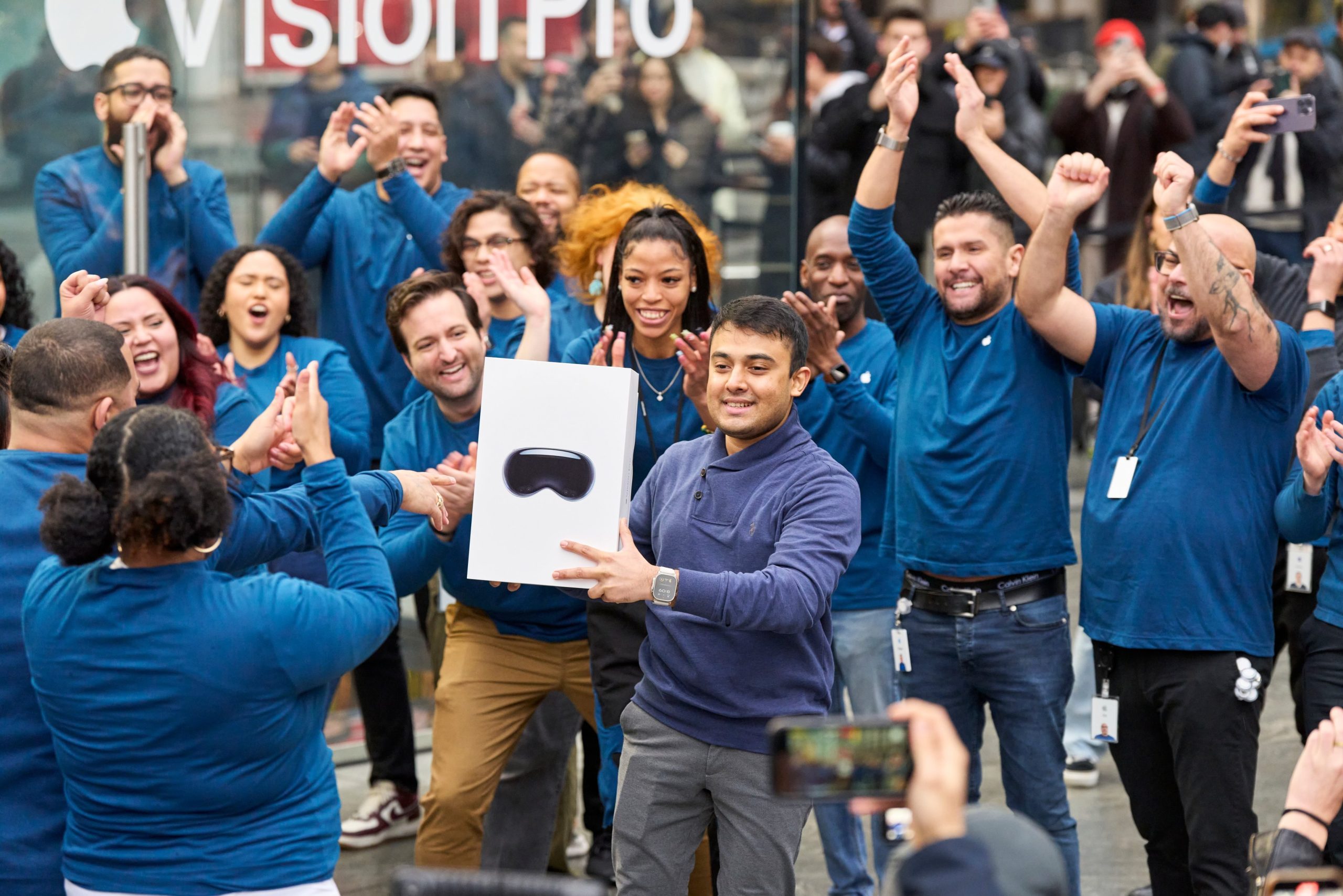 Primeros compradores de unas Vision Pro en la Apple Store de la Quinta Avenida de Nueva York