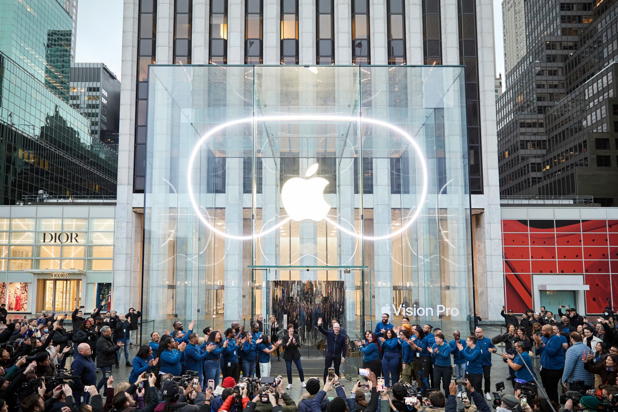 Tim Cook da la bienvenida en la Apple Store de la Quinta Avenida de Nueva York el día del lanzamiento de las Vision Pro