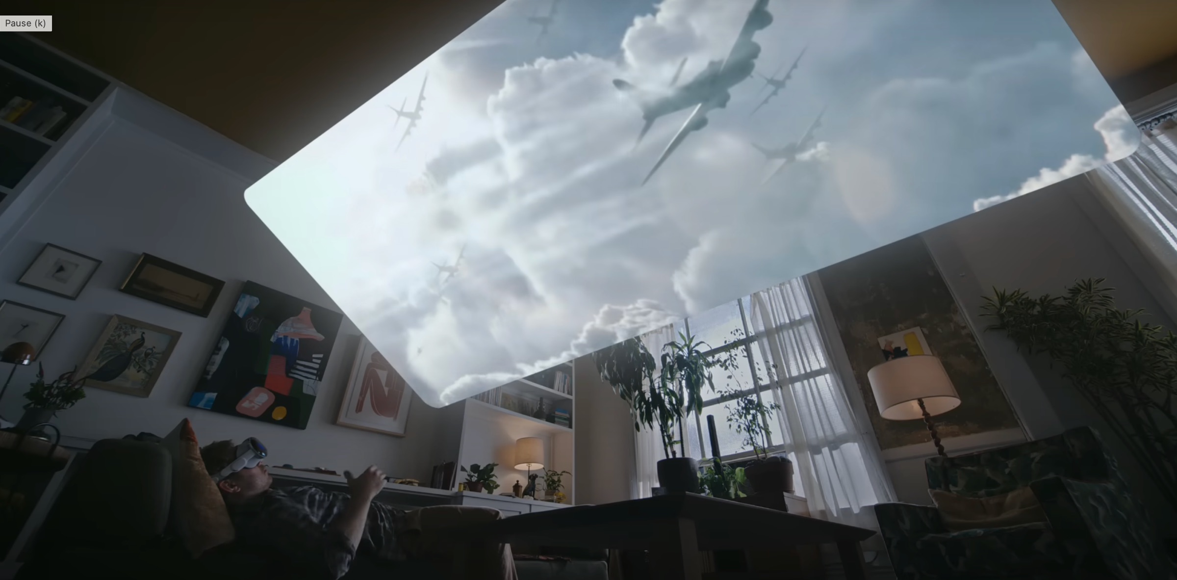 Viendo una película de Apple TV+ en las Vision Pro, poniendo una pantalla gigante en el techo como si uno estuviera en un cine, aunque en realidad, está en el sofá de su casa