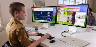 MacBook Air con M3 conectado a dos monitores externos