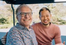 Greg Joswiak y el YouTuber Brian Tong en el Apple Park