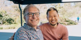 Greg Joswiak y el YouTuber Brian Tong en el Apple Park