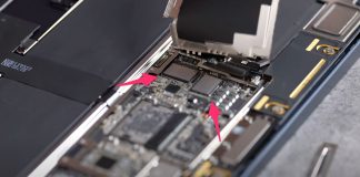 MacBook Air con M3 y con dos chips de memoria NAND Flash de 128 GB cada uno, dando como resultado una unidad SSD de 256 GB mucho más rápida que en el MacBook Air con M2