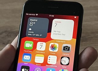 iPhone SE del 2020 en la pantalla de inicio