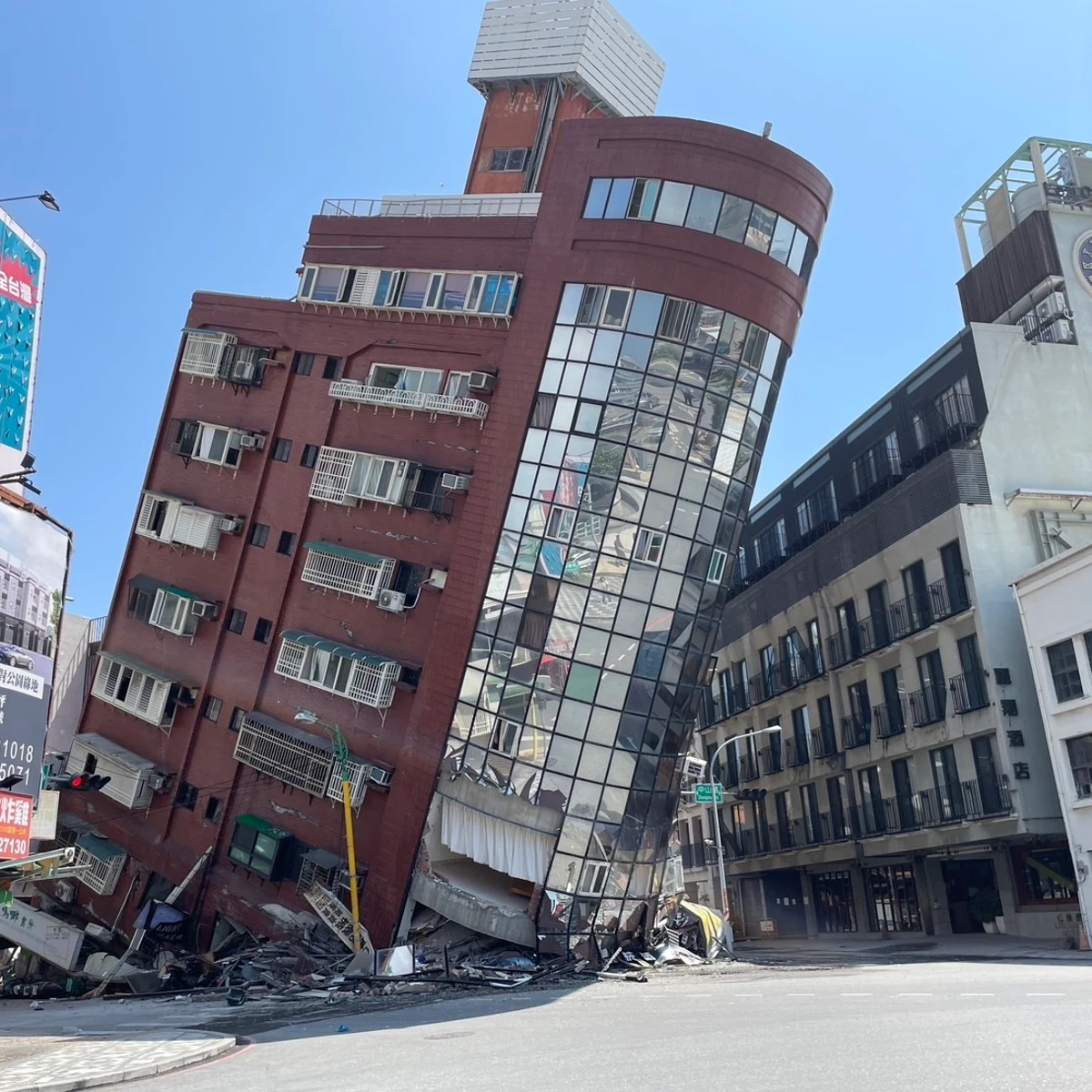 Edificio caído en el terremoto de Taiwán