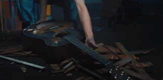 Guitarra destrozada en el anuncio de Apple, aparece de nuevo en un anuncio de Samsung