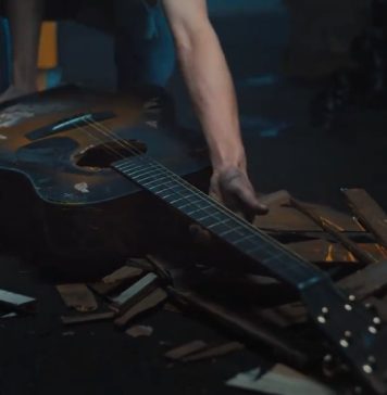 Guitarra destrozada en el anuncio de Apple, aparece de nuevo en un anuncio de Samsung