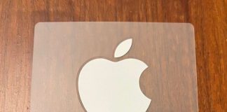Las dos pegatinas con el logo de Apple que se han incluido con sus productos hasta el año 2024