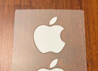 Las dos pegatinas con el logo de Apple que se han incluido con sus productos hasta el año 2024