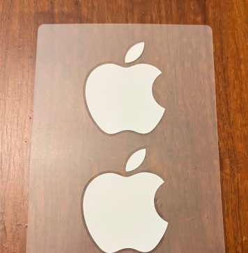 Las dos pegatinas con el logo de Apple que se han incluido con sus productos hasta el año 2024