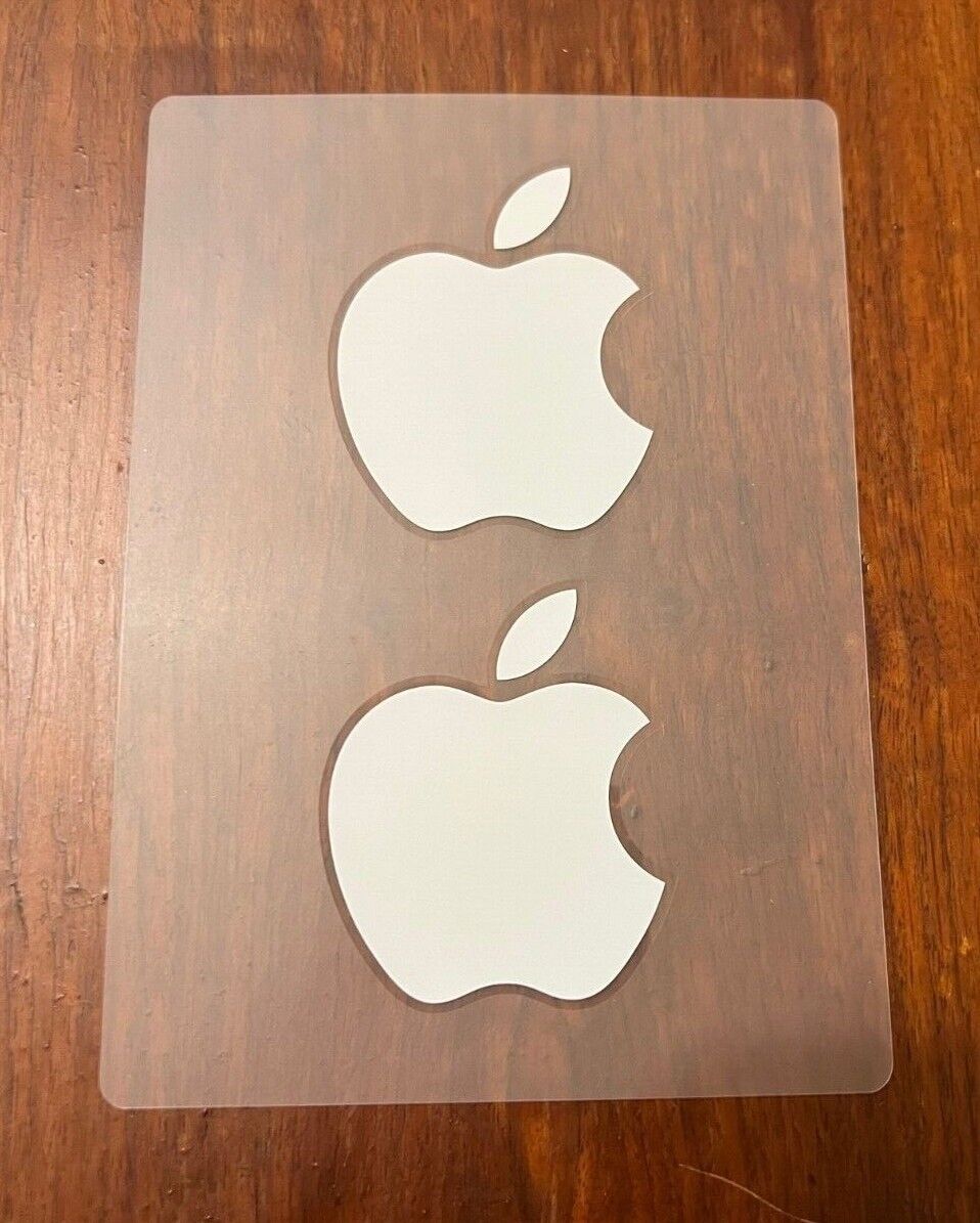 Las dos pegatinas con el logo de Apple que se han incluido con sus productos hasta el año 2024
