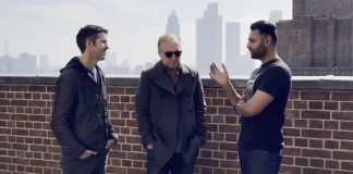 John Ternus y Greg Joswiak en una entrevista con Arun Maini