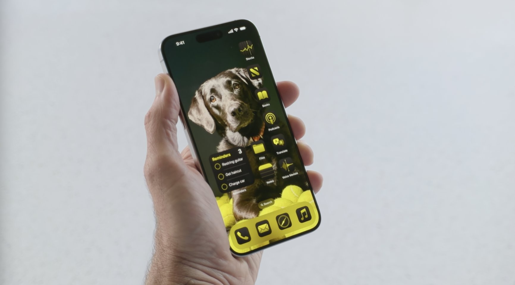 Apps colocadas a un lado y con el amarillo como color predominante