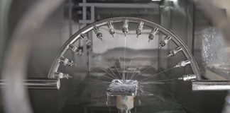 Echando agua a un iPhone para comprobar su resistencia